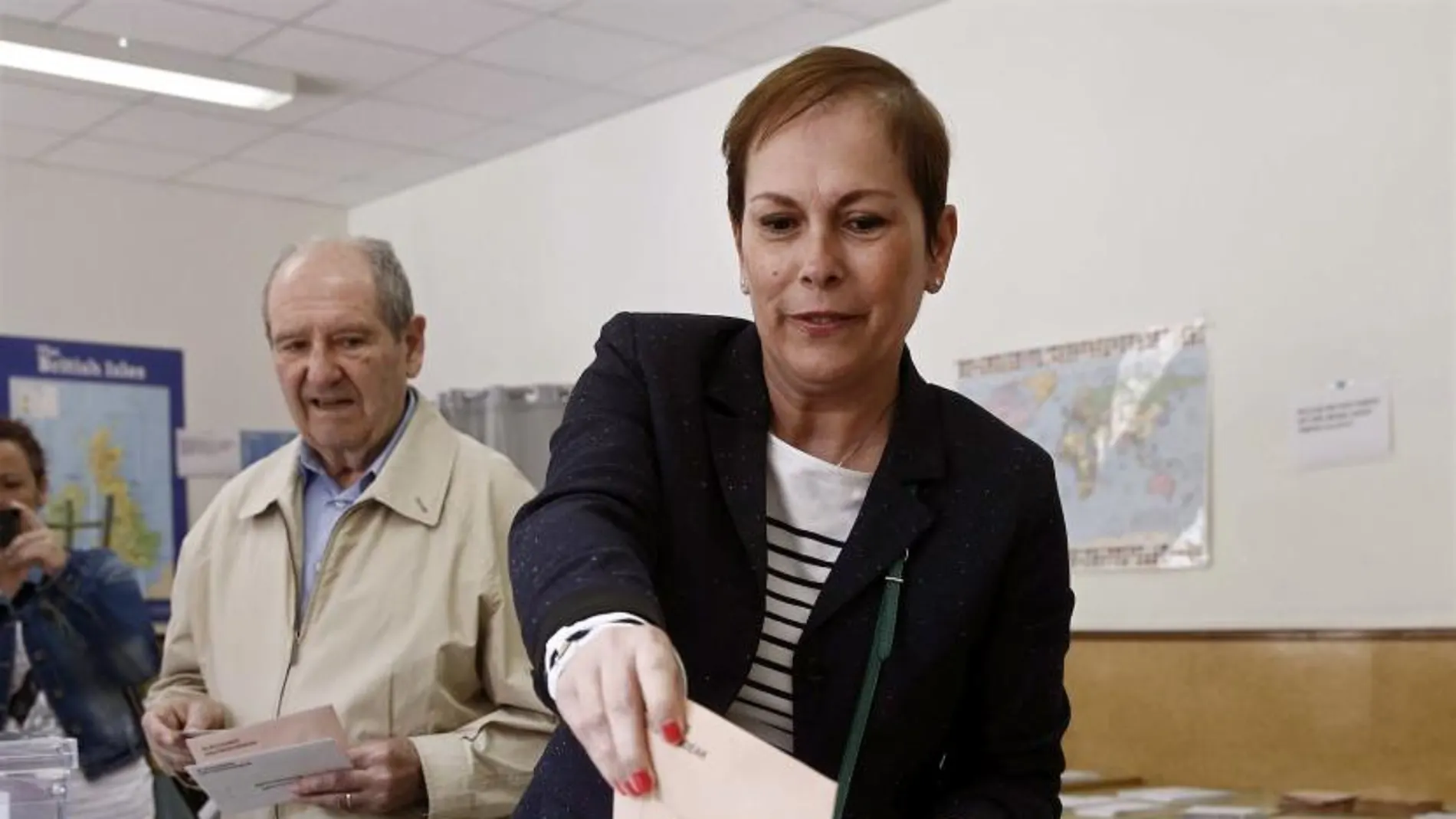 La presidenta del Gobierno de Navarra ,Uxue Barkos, deposita su voto