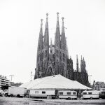 Un espectáculo al alcance de todos. Una imagen del Circo Ringland instalando frente a la Sagrada Familia, durante las fiestas navideñas de 1978-1979. La imagen fue tomada por Josep Vinyes