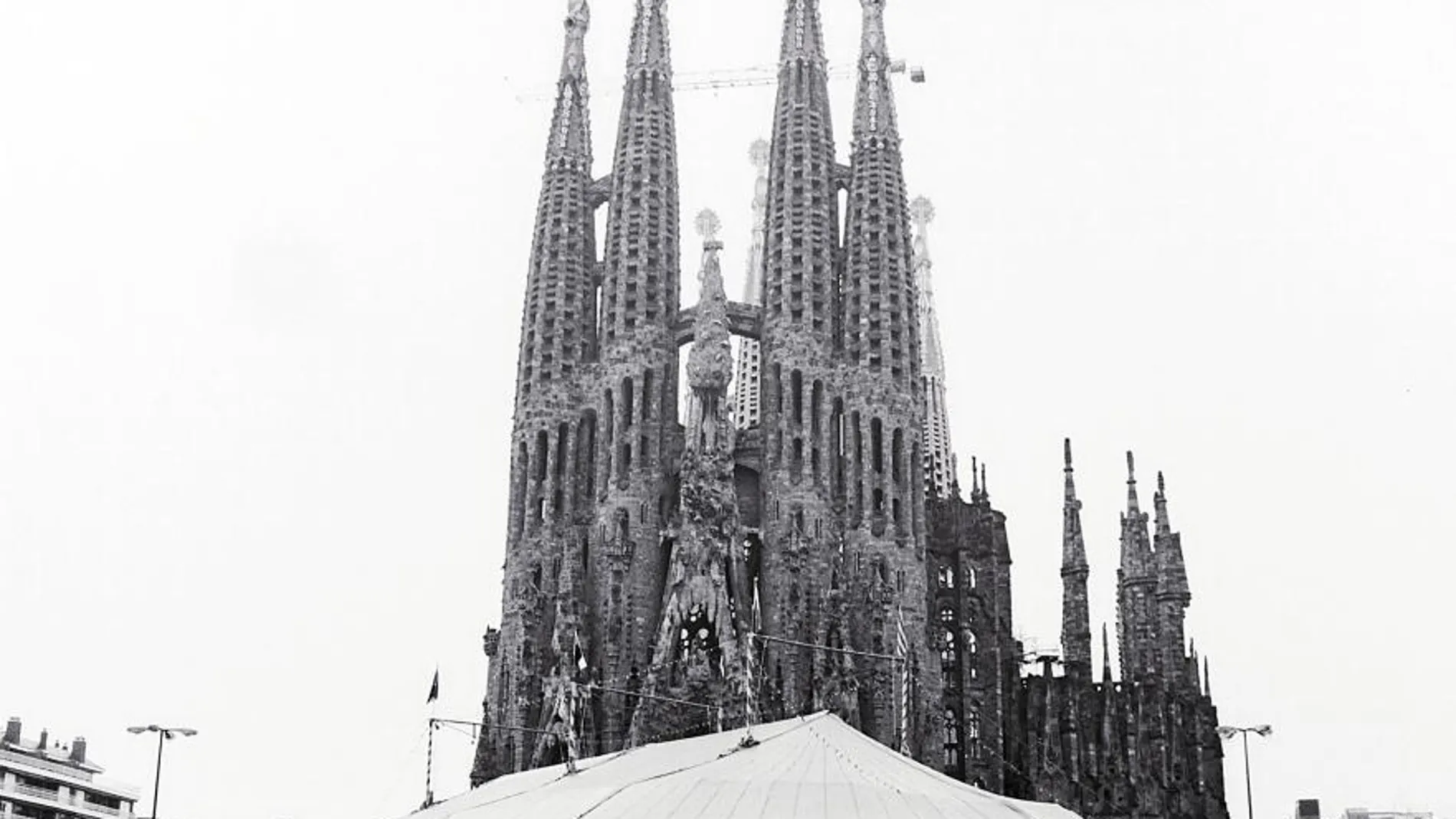 Un espectáculo al alcance de todos. Una imagen del Circo Ringland instalando frente a la Sagrada Familia, durante las fiestas navideñas de 1978-1979. La imagen fue tomada por Josep Vinyes