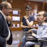 Los candidatos de PSOE y Podemos a la Presidencia de Aragón, Javier Lambán (i) y Pablo Echenique (d)