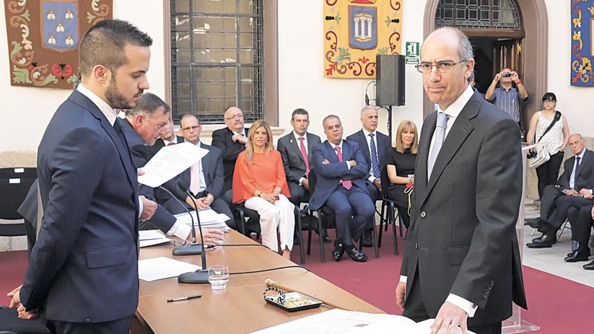 Javier Iglesias, en el momento de jurar su cargo como presidente de la Diputación de Salamanca