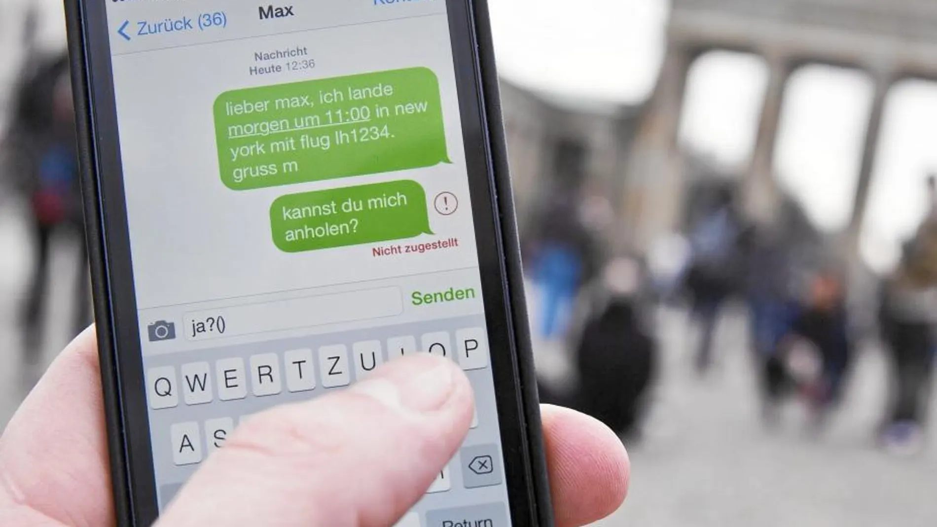Un smartphone en red ante la Puerta de Brandenburgo de Berlín