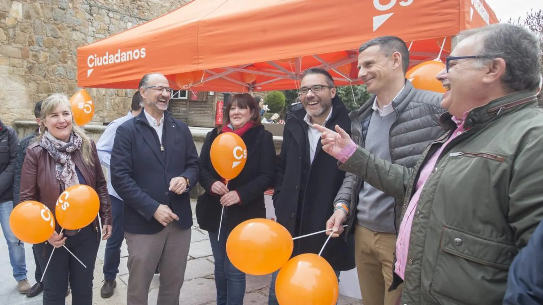 Luis Fuentes durante su visita a la carpa de Ciudadanos instalada junto a uno de los tramos de la muralla de Ávila