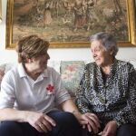 Asunción recibe la visita de Pepi, una voluntaria del programa de acompañamiento a mayores de la Cruz Roja en Castilla y León