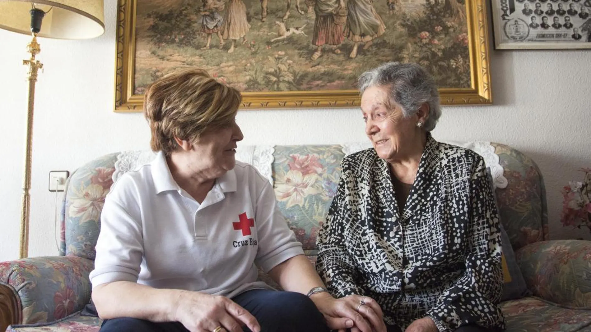 Asunción recibe la visita de Pepi, una voluntaria del programa de acompañamiento a mayores de la Cruz Roja en Castilla y León