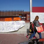 Trabajadores del colegio colocaron ayer carteles en defensa del centro