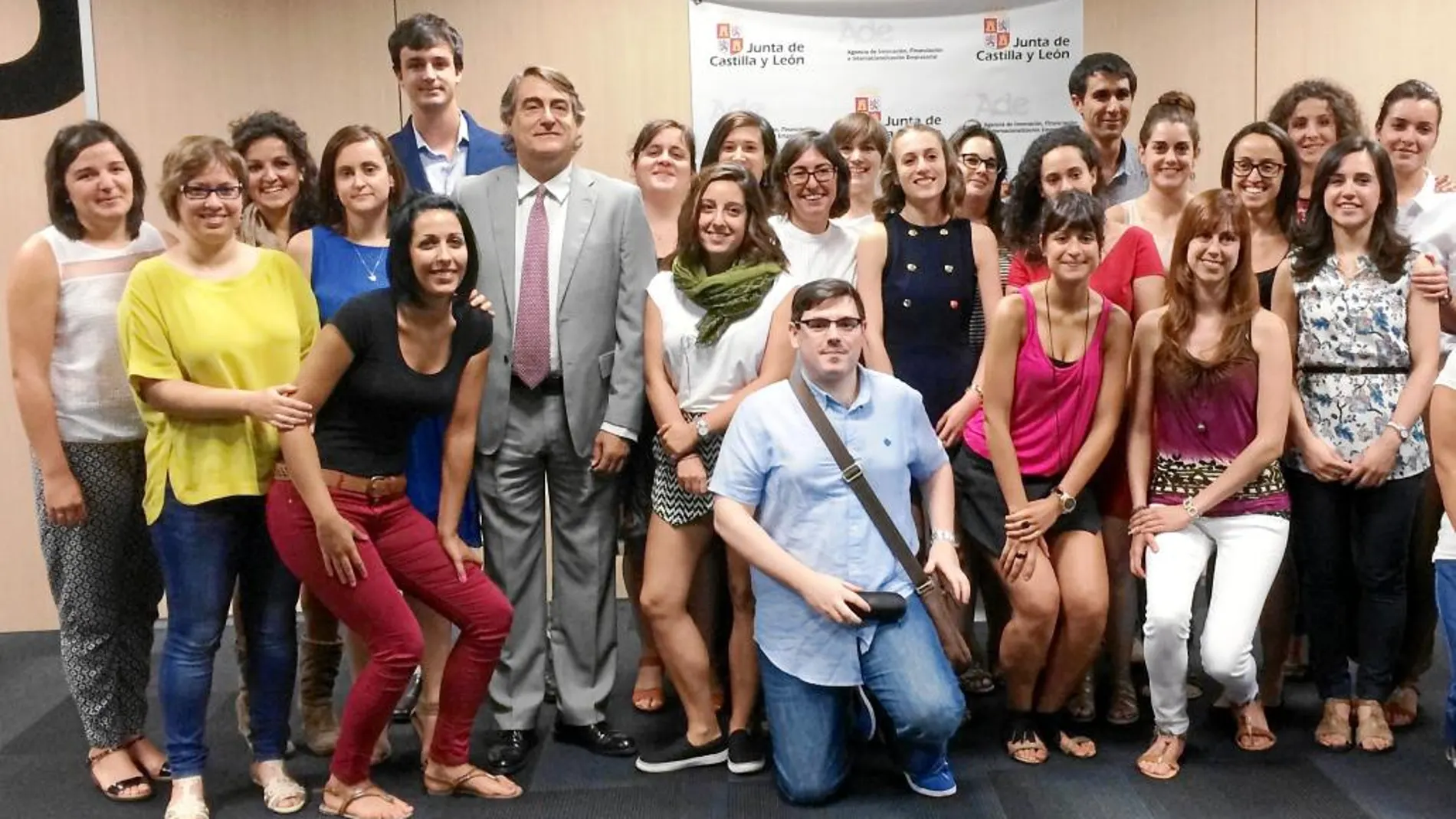 José María Ribot, director general de ADE, junto a los treinta jóvenes especializados en I+D+i