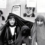 La mítica reportera (a la izda.), retratada en Irán junto a unas mujeres en 1979