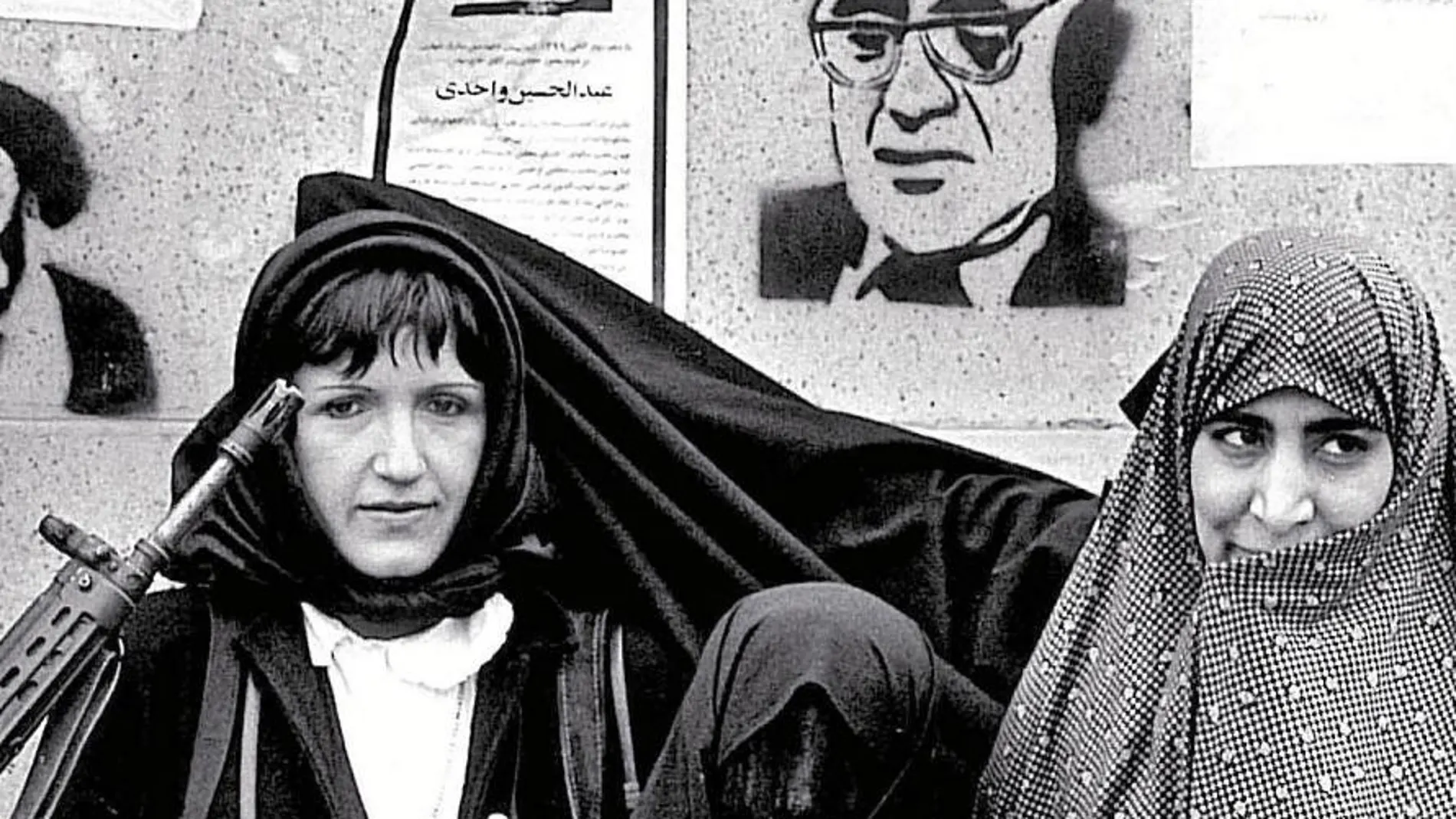 La mítica reportera (a la izda.), retratada en Irán junto a unas mujeres en 1979