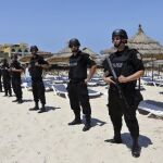 La policía vigila las playas del hotel Imperial Marhaba en el complejo turístico de Susa