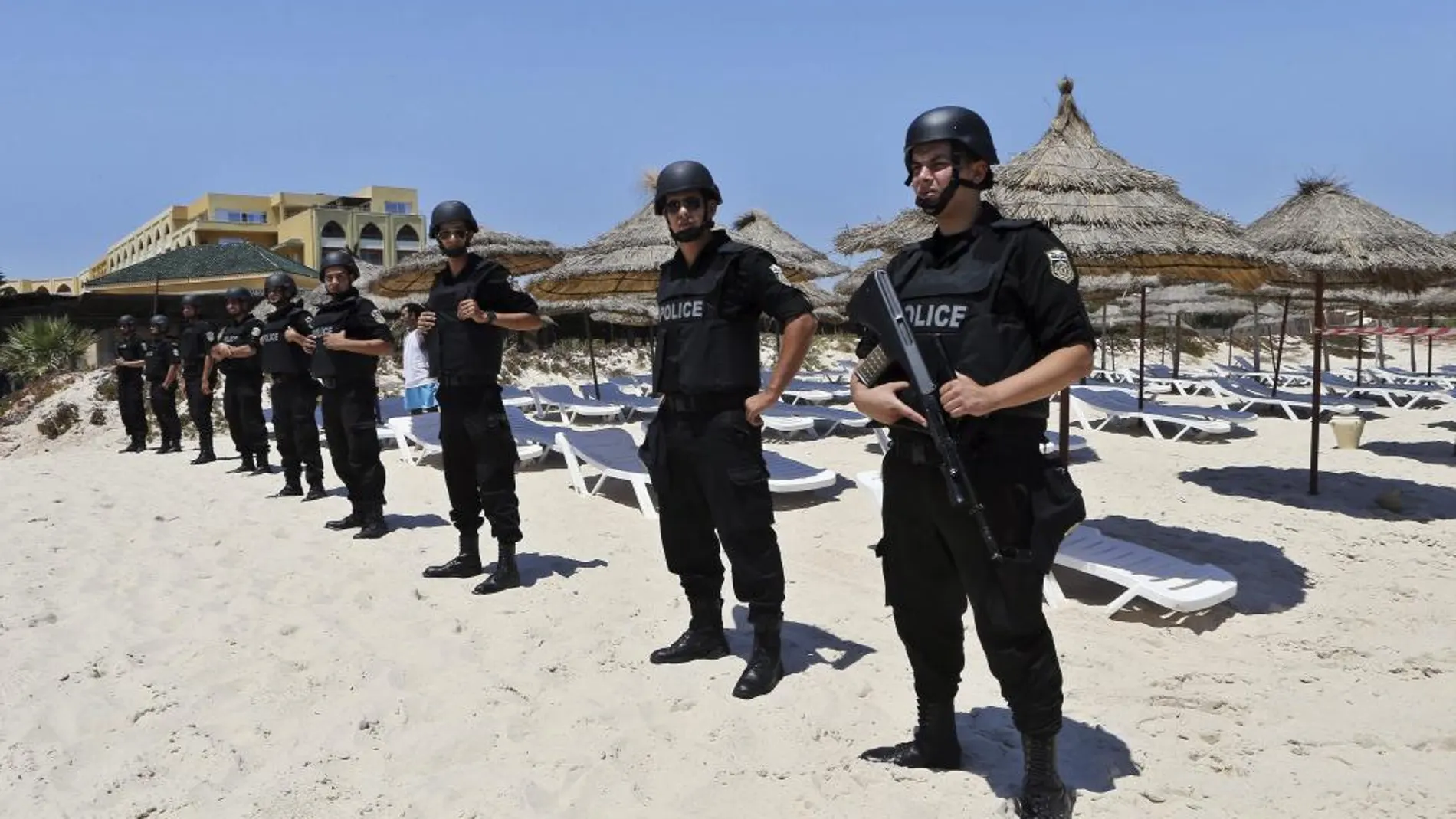 La policía vigila las playas del hotel Imperial Marhaba en el complejo turístico de Susa