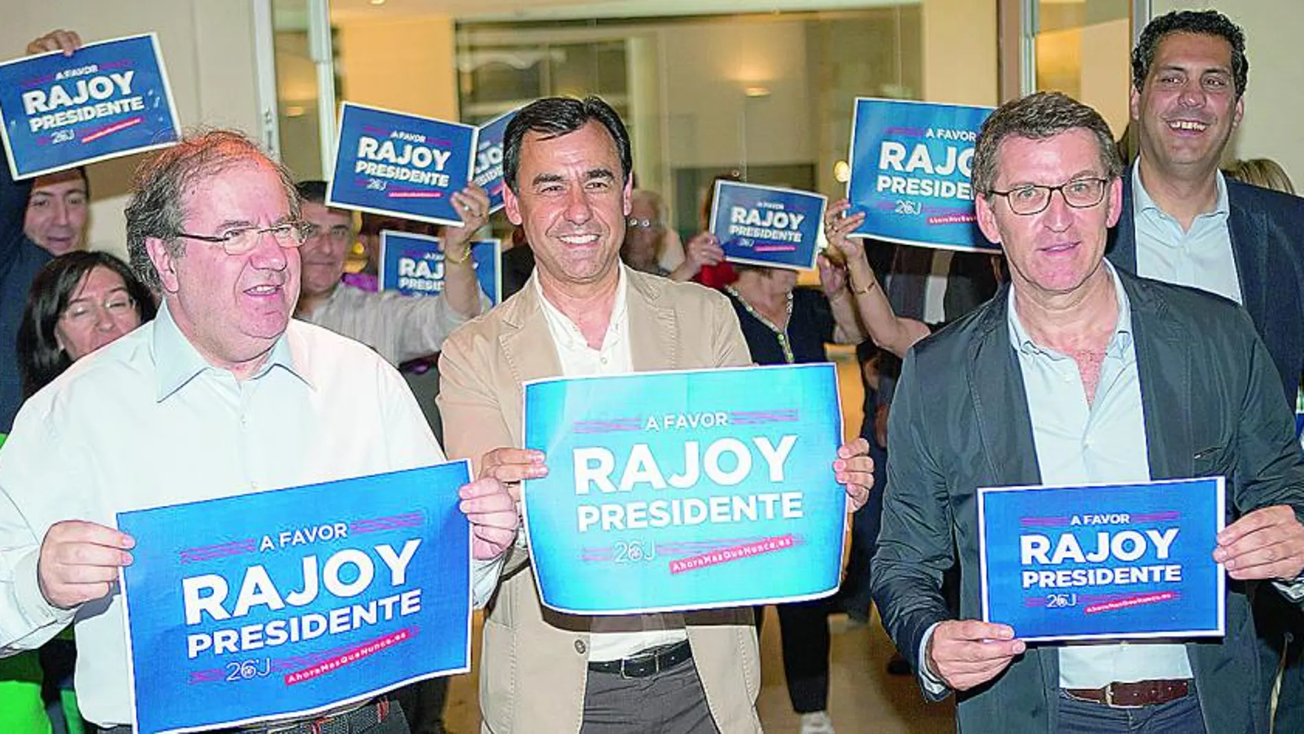 El presidente Juan Vicente Herrera, Alberto Núñez Feijoo y Fernando Martínez Maíllo, antes de comenzar el acto con militantes del PP de Zamora