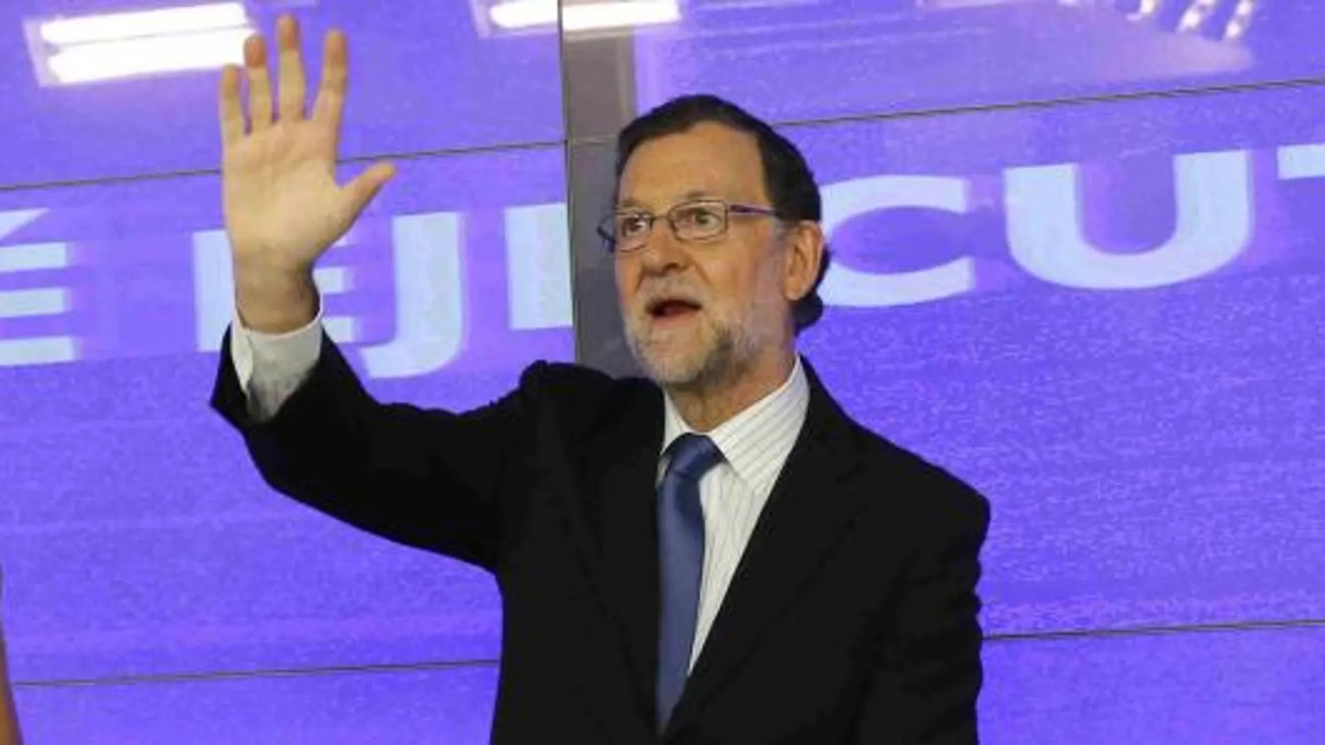 Mariano Rajoy saluda junto a María Dolores de Cospedal y Fernando Martínez-Maillo, al inicio de la reunión del Comité Ejecutivo Nacional, tras los resultados de las elecciones del 26J.