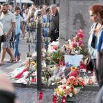 Fue especialmente emotivo el aspecto de La Rambla de Barcelona durante los días posteriores al atentado, con centenares de velas y flores depositadas
