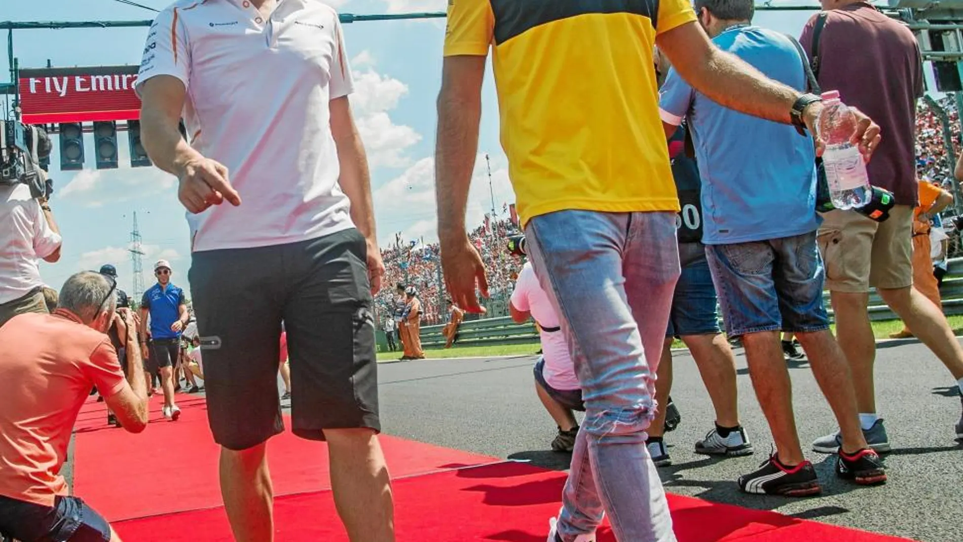 Fernando Alonso y Carlos Sainz, el pasado fin de semana antes de la disputa del Gran Premio de Hungría / Efe