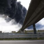 Imagen de la columna de humo sobre la autopista R-4, que pasa junto al vertedero de Seseña.