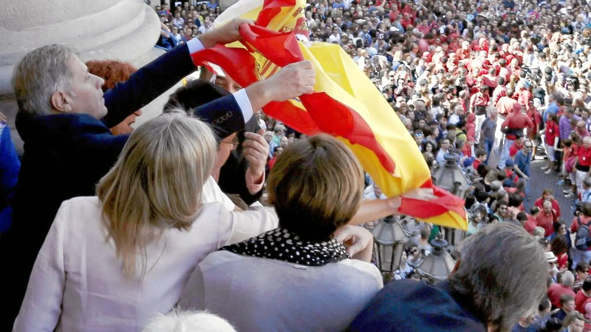 Alberto Fernández coloca la bandera española en el balcón del ayuntamiento