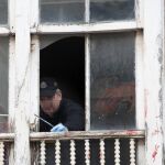 Un ertzaina toma pruebas en la ventana del domicilio del número 14 de la calle Libertad de Vitoria
