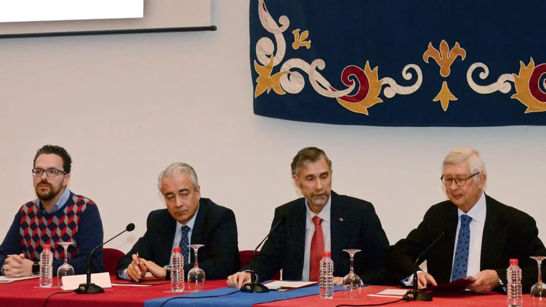 El viceconsejero Mariano Gredilla junto al rector Manuel Pérez Mateos y Rafael Puyol Antolín, entre otros, en la Universidad de Burgos