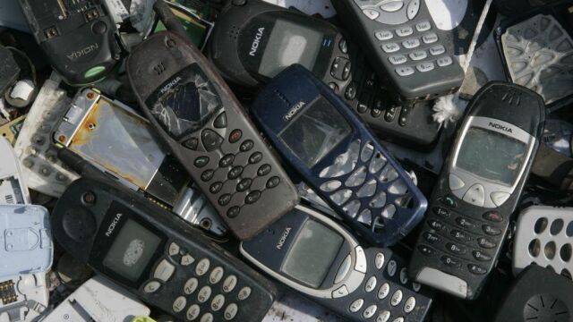Una pila de móviles sin internet, que Nokia hizo muy populares