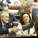 José Antonio Griñán y Javier Arenas se estrechan la mano