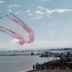 La Patrulla Águila celebra su 30 aniversario con exhibiciones acrobáticas en el Mar Menor de murcia