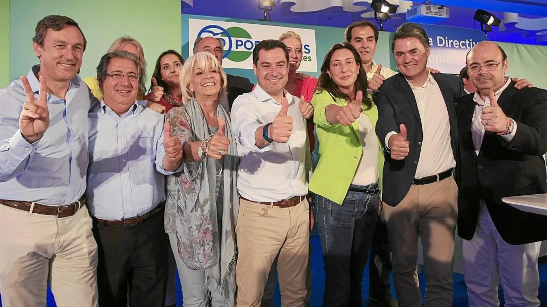 Juanma Moreno, ayer con cargos del PP y candidatos andaluces en las últimas elecciones