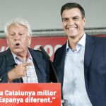 Felipe González (i) y el secretario general del PSOE, Pedro Sánchez (d), durante su participación en un acto de campaña en L’Hospitalet de Llobregat