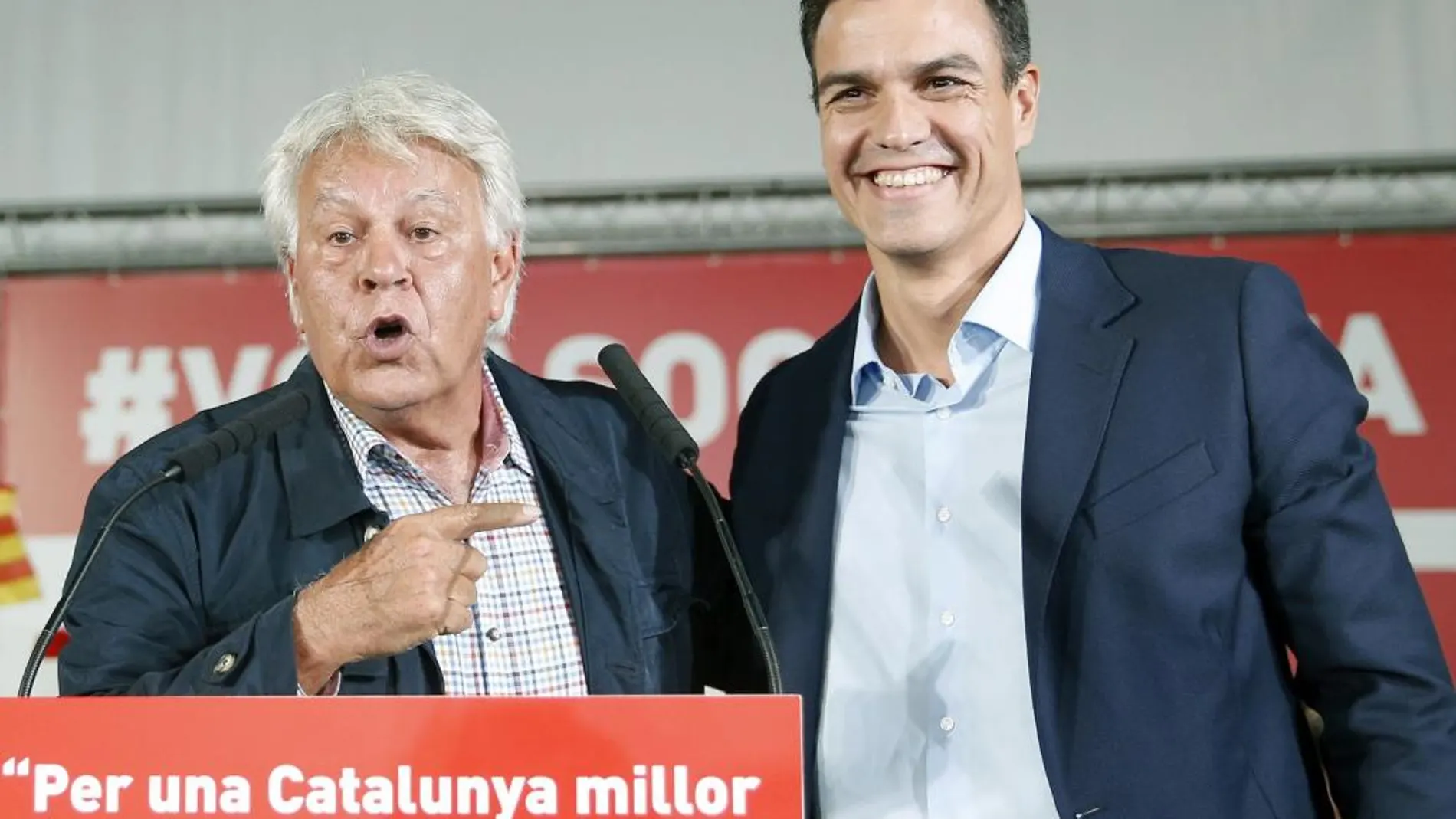 Felipe González (i) y el secretario general del PSOE, Pedro Sánchez (d), durante su participación en un acto de campaña en L’Hospitalet de Llobregat