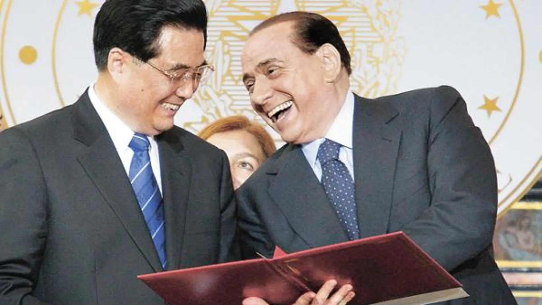 Silvio Berlusconi, ayer, en Roma, con el presidente chino Hu Jintao