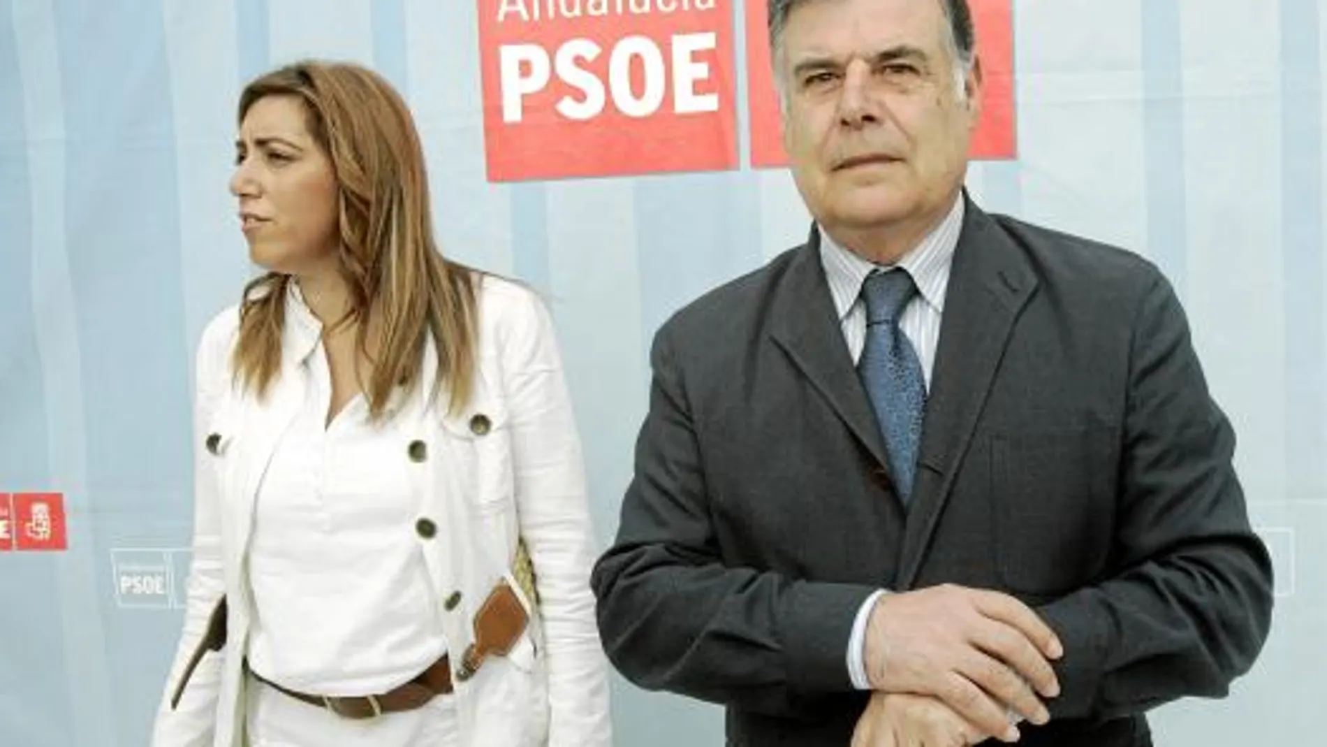 José Antonio Viera, en la imagen con Susana Díaz, se presenta como el «mediador» ante la Junta
