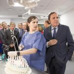 El consejero de Sanidad, Antonio Sáez Aguado, visita el nuevo quirófano avanzado de mínima invasión de la Universidad de Salamanca