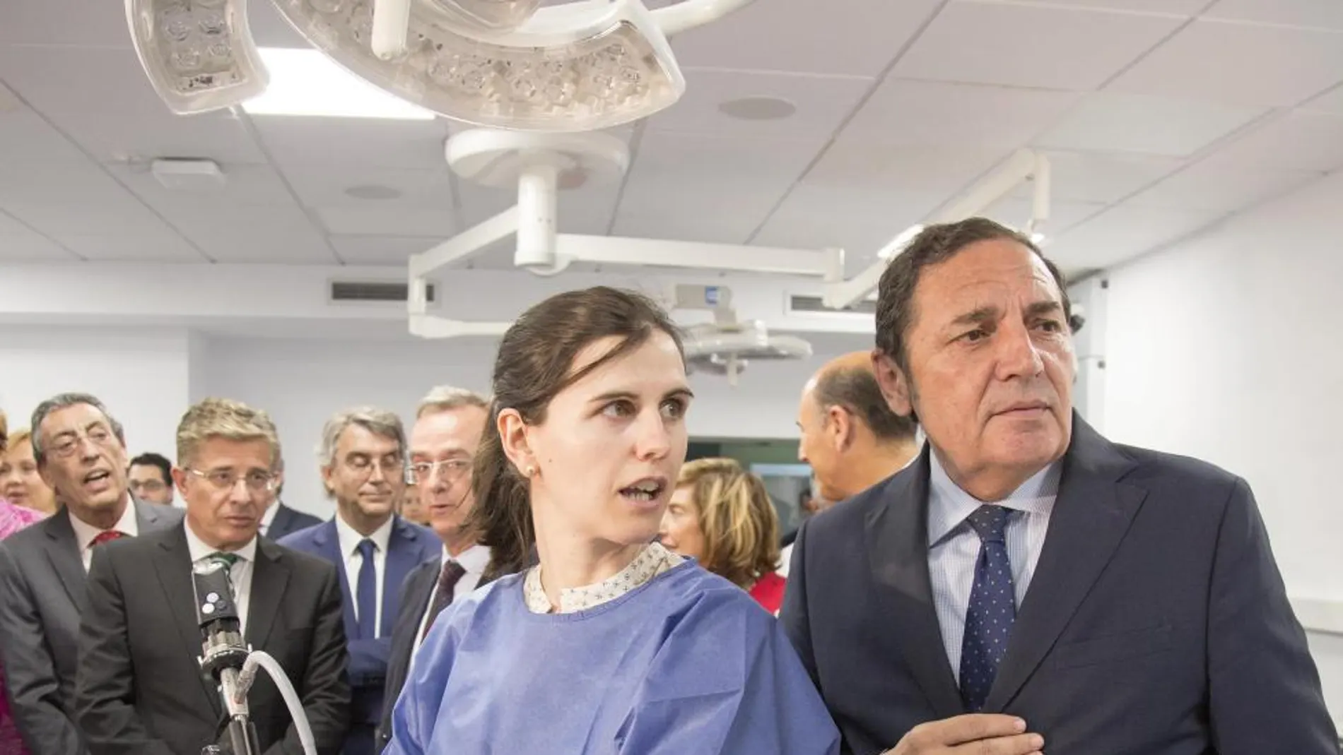 El consejero de Sanidad, Antonio Sáez Aguado, visita el nuevo quirófano avanzado de mínima invasión de la Universidad de Salamanca