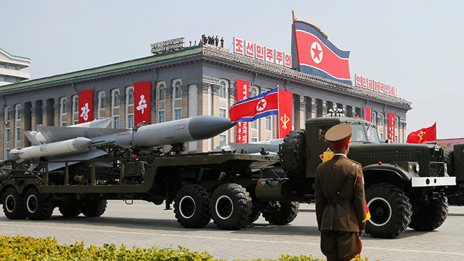 Misiles norcoreanos en una desfile militar en Pyongyang