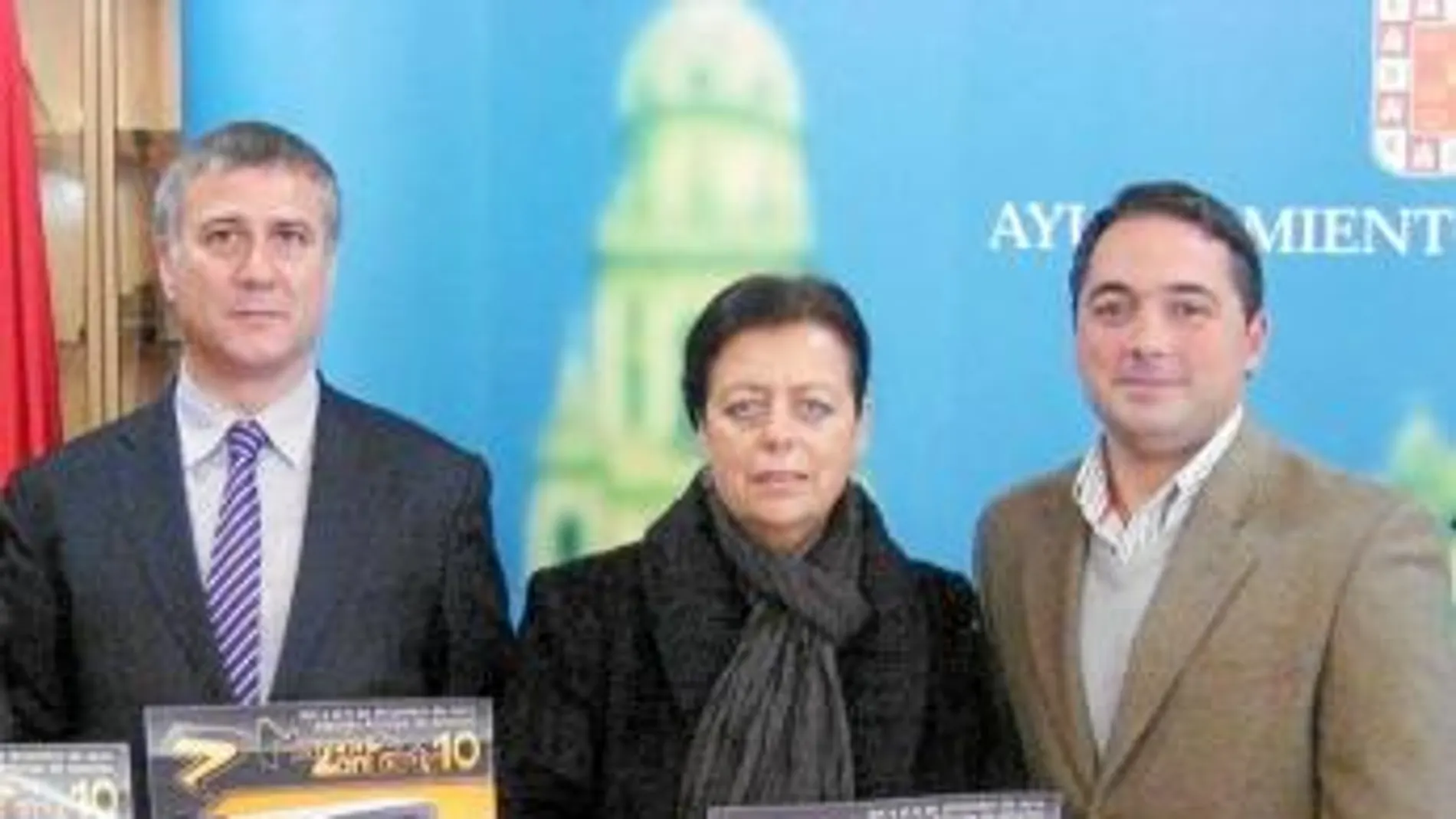 El concejal de Fiestas y Cultura Popular del Ayuntamiento de Murcia, Rafael Gómez (derecha), en la presentación de la sexta edición