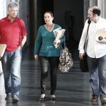 La candidata a presidir el Gobierno de Navarra por Geroa Bai, Uxue Barkos , junto a Manu Ayerdi y Koldo Martinez