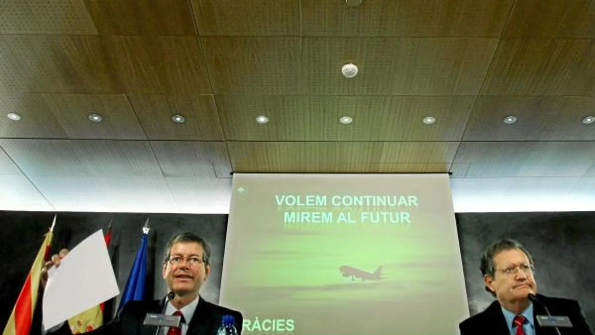 El presidente de Aena, Juan Ignacio Lema, y el director del aeropuerto, Fernando Echegaray, ayer en el aeropuerto de El Prat