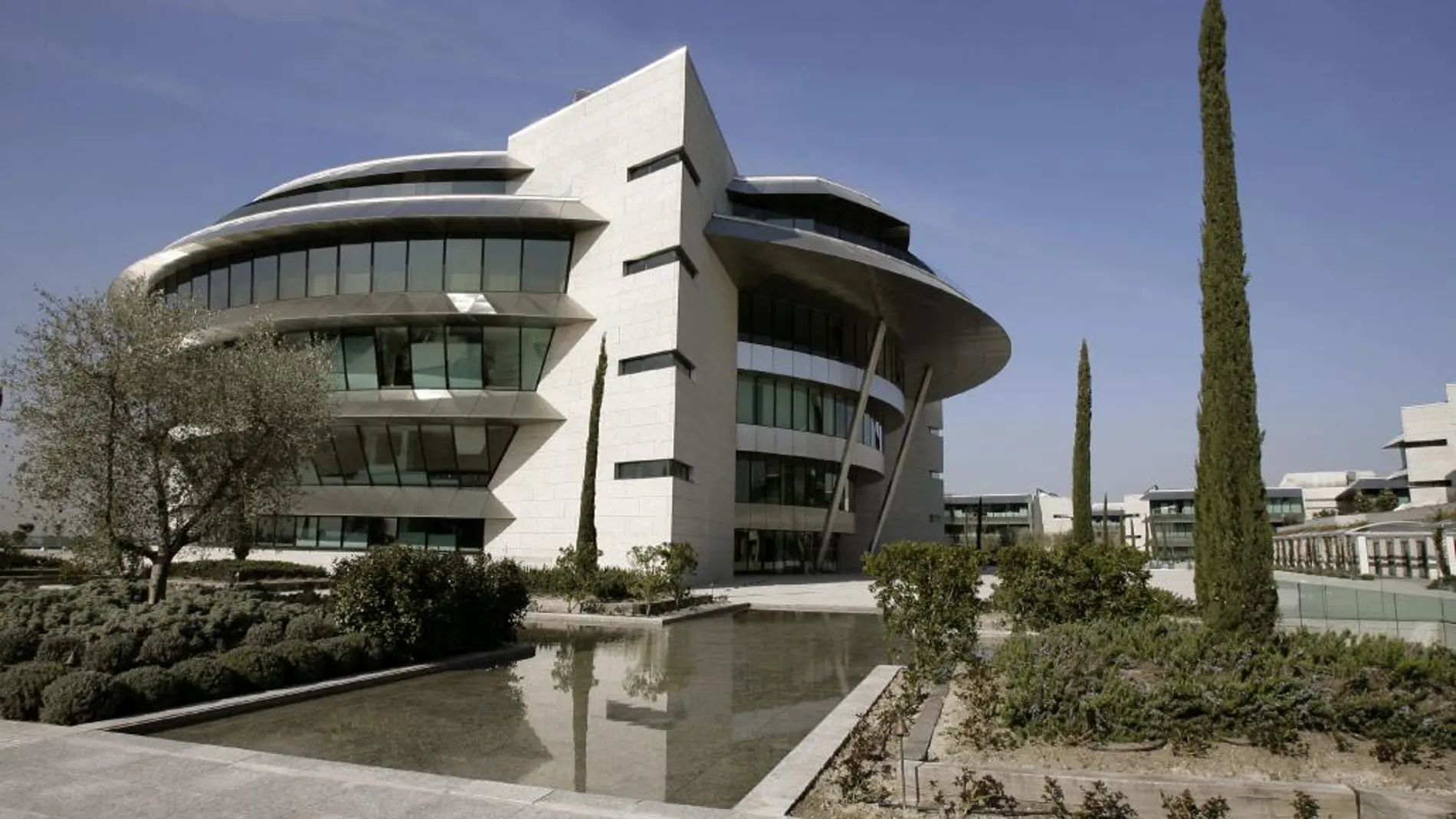 Vista del edificio Pereda en la Ciudad Financiera que el Banco Santander, en Boadilla del Monte (Madrid)