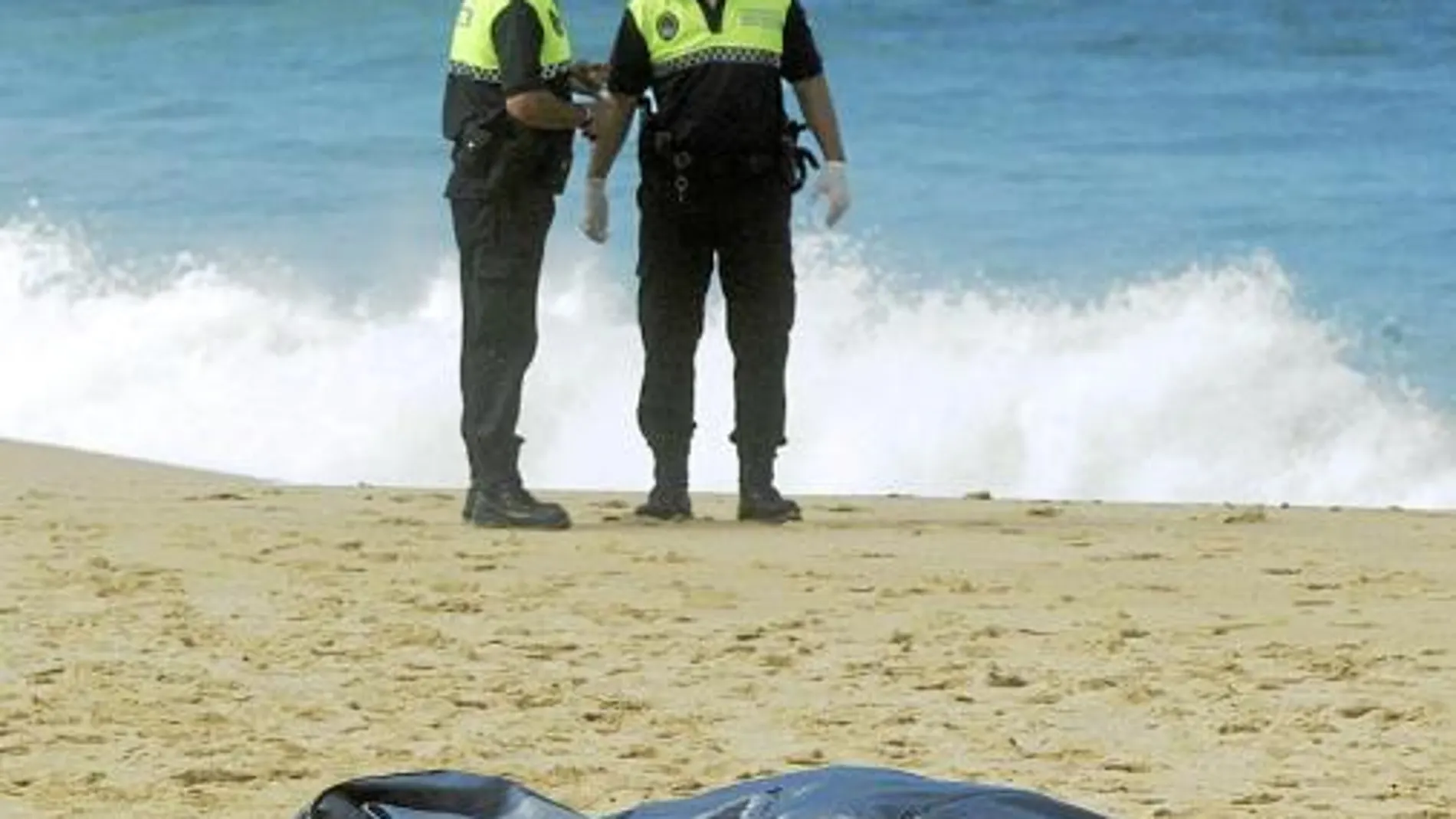Imagen de archivo de un inmigrante muerto sobre la arena. La Guardia Civil cree que los cuerpos viajaban en una patera que naufragó