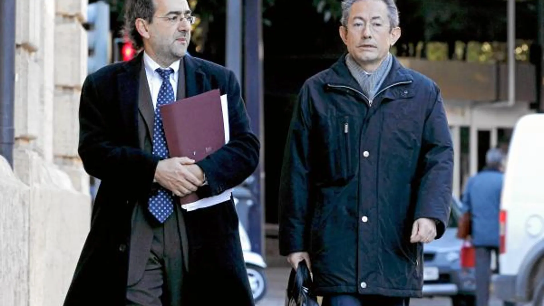 Ángel Luna (derecha) junto a su abogado Virgilio Latorre, ayer, al llegar al TSJ