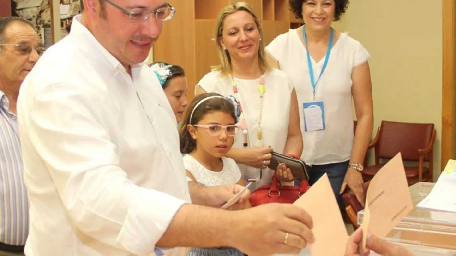 El presidente, Pedro Antonio Sánchez, en el momento de votar