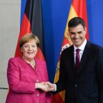 El presidente del Gobierno español, Pedro Sánchez, estrecha la mano a la canciller alemana, Angela Merkel, el pasado mes de junio