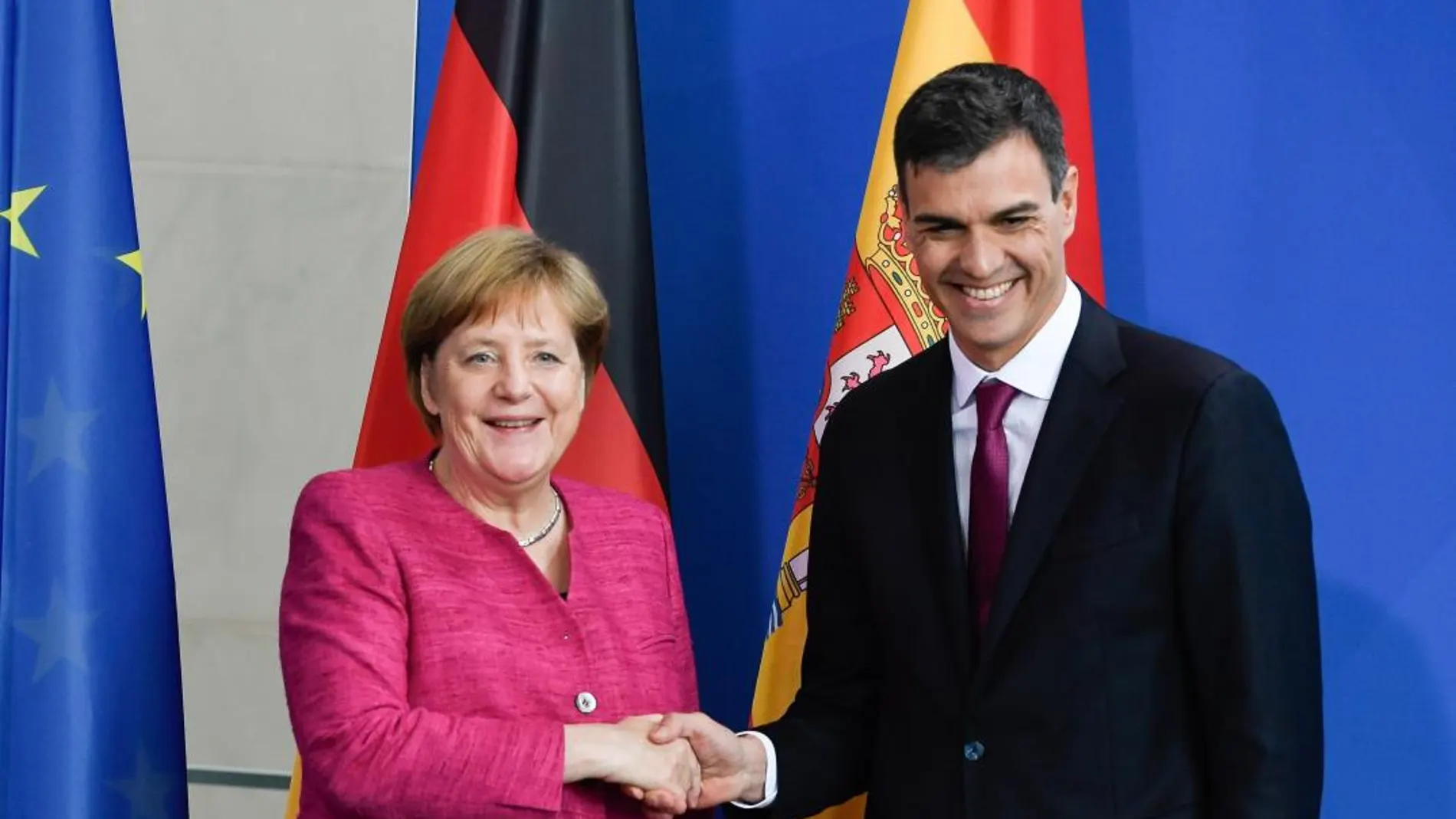 El presidente del Gobierno español, Pedro Sánchez, estrecha la mano a la canciller alemana, Angela Merkel, el pasado mes de junio