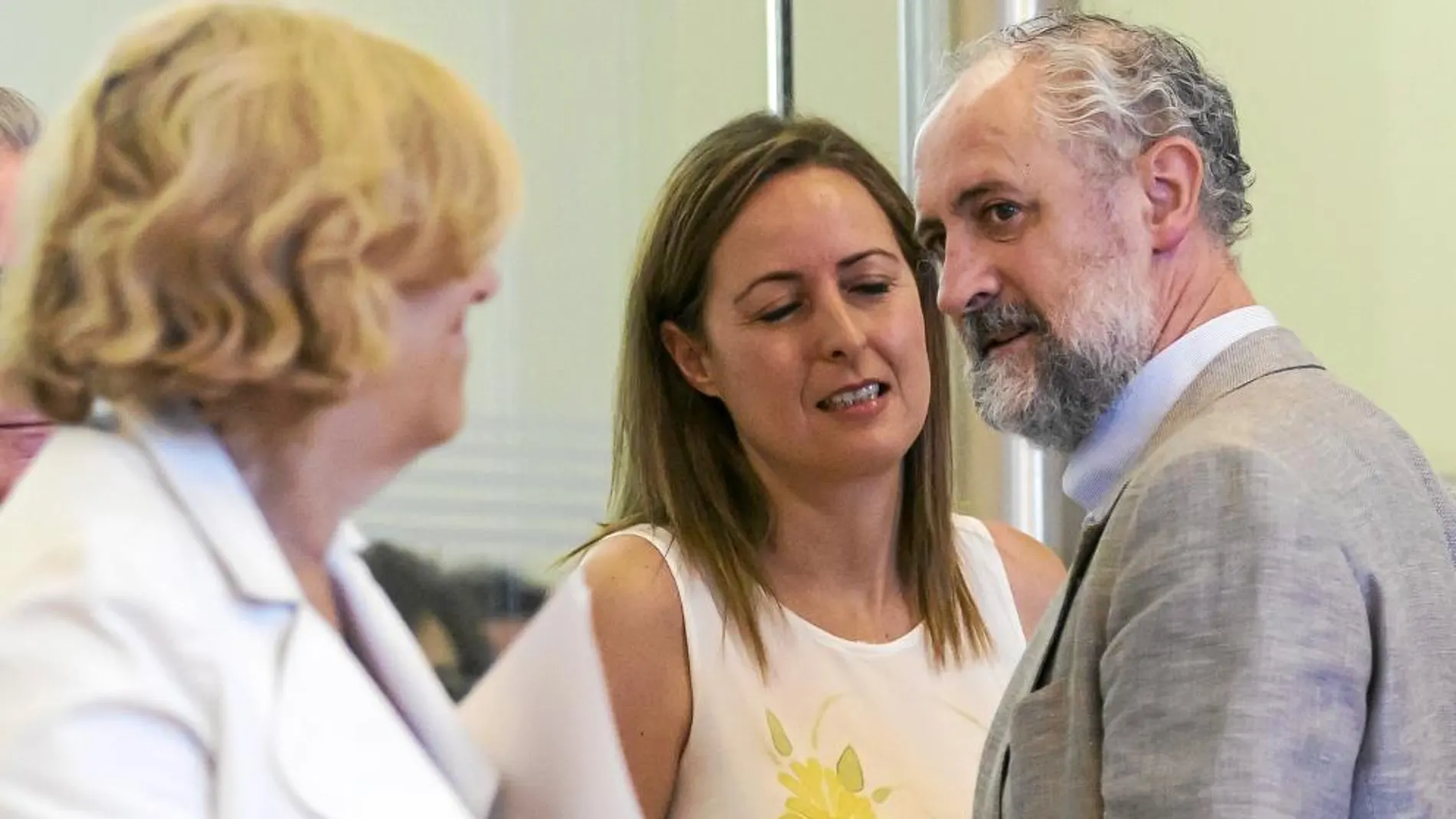 Manuela Carmena en una imagen de archivo junto al marido de su sobrina Luis Cueto