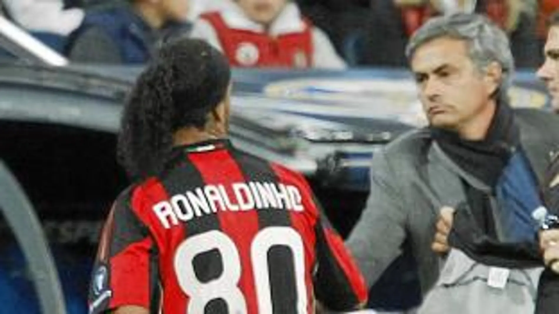 José Mourinho llama la atención de Ronaldinho en el momento en el que el brasileño se iba al vestuario. Le despidió con un largo abrazo