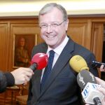 El alcalde de León, Antonio Silván, da a conocer a los medios el contenido de la carta enviada a Puigdemont