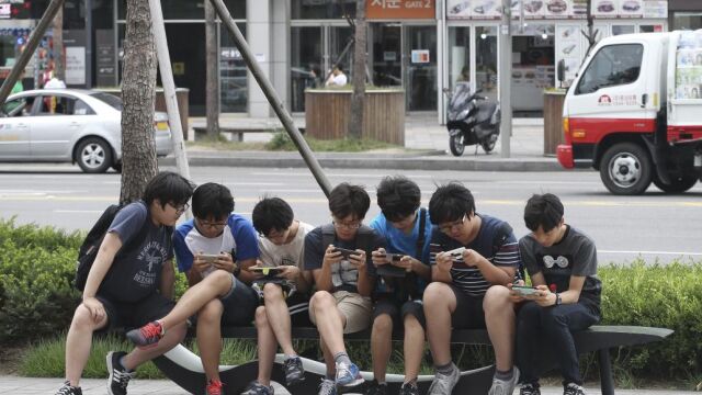 Siete niños absortos por el móvil en Corea del Sur
