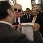 Un ayudante del Gran Mufti del Líbano Jeque Abdel-Latif Derian intentó que Le Pen cubriera su cabeza a lo que ésta se negó.