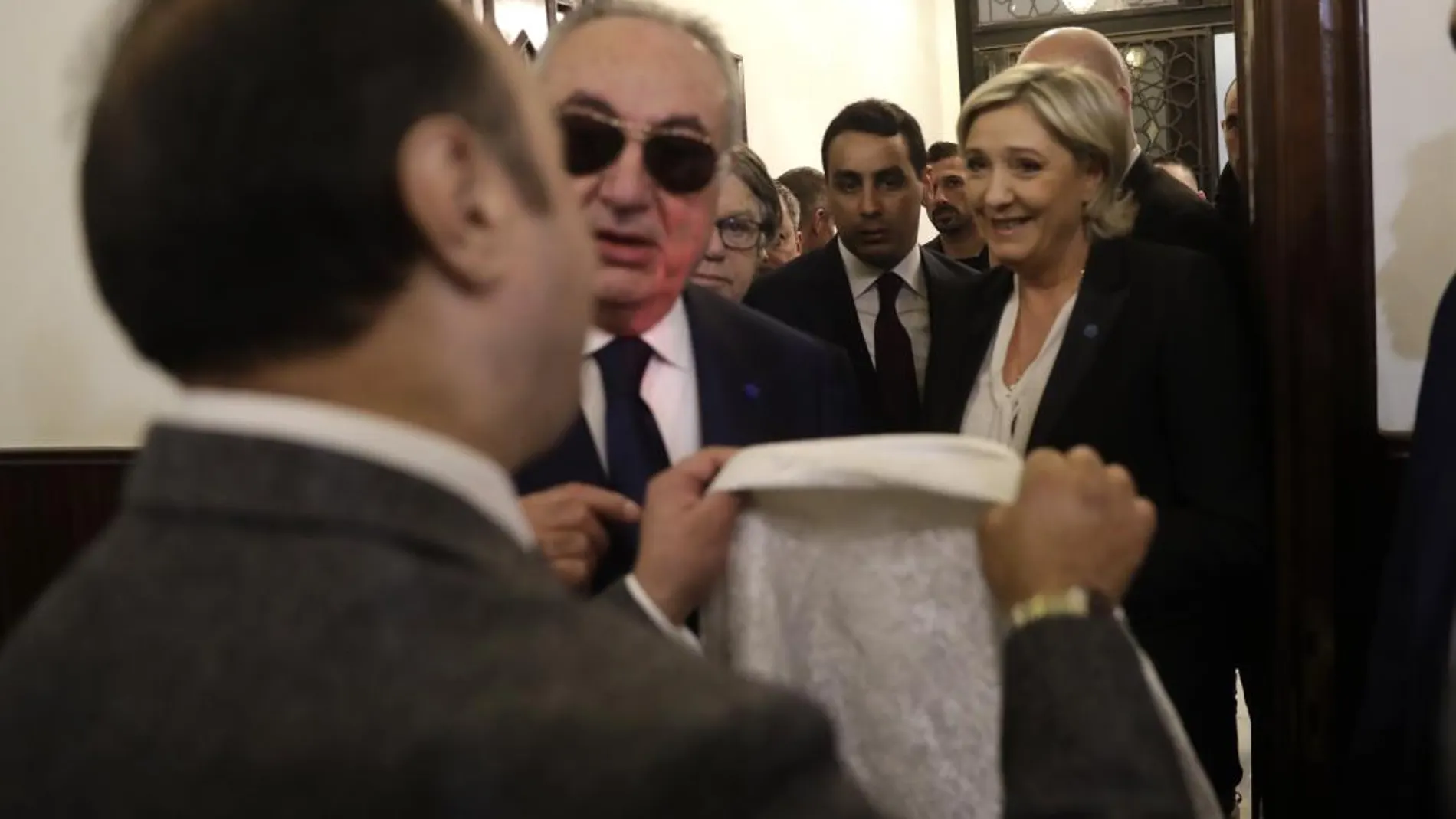 Un ayudante del Gran Mufti del Líbano Jeque Abdel-Latif Derian intentó que Le Pen cubriera su cabeza a lo que ésta se negó.