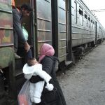 Un grupo de refugiados sirios coge un tren en la ciudad de Presevo (Serbia)